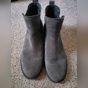 Men's BORN Dk Gray Carbon Suede Chelsea Boot w/ Lug Sole -No Insoles Waterproof